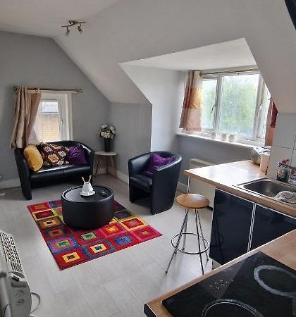 Cosy 2 Bedroom Flat - Sleeps 6 People - Close To Lewisham Dlr/Train Station Londres Exterior foto